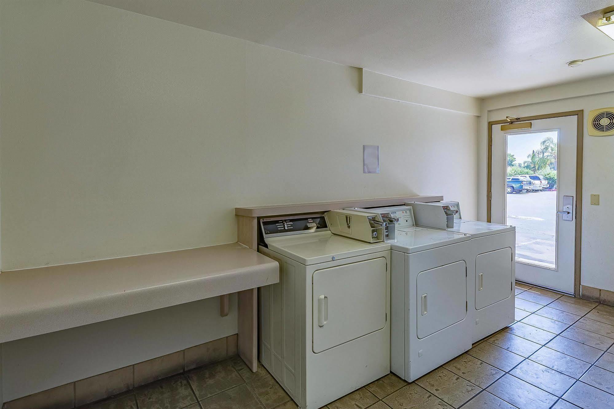 Motel 6-Fresno, Ca - Yosemite Hwy Eksteriør billede